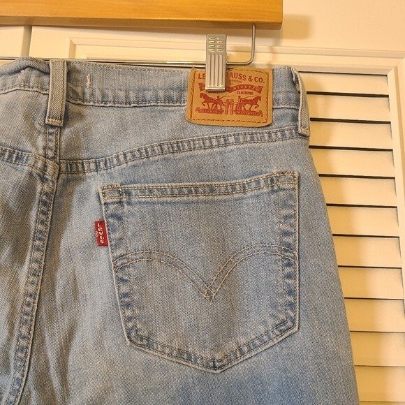 Levi's boyfriend fit light wash denim size 28 - Picture 3 of 7